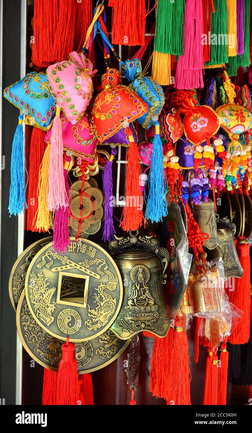 SHANGHAI, CHINA - 7 de mayo de 2017 - Monedas de decoración recuerdos de China en el mercado cerca de Yu Garden, Shanghai Foto de stock