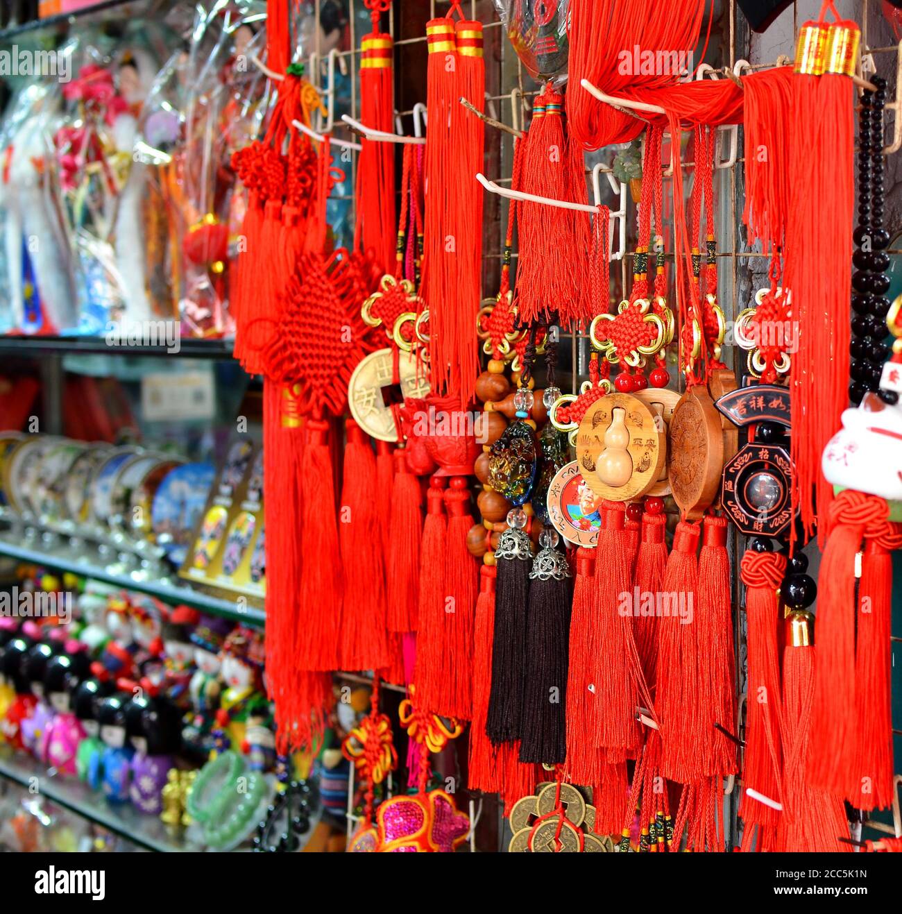 SHANGHAI, CHINA - 7 de mayo de 2017 - decoración recuerdos colgantes de China en el mercado cerca de Yu Garden, Shanghai Foto de stock
