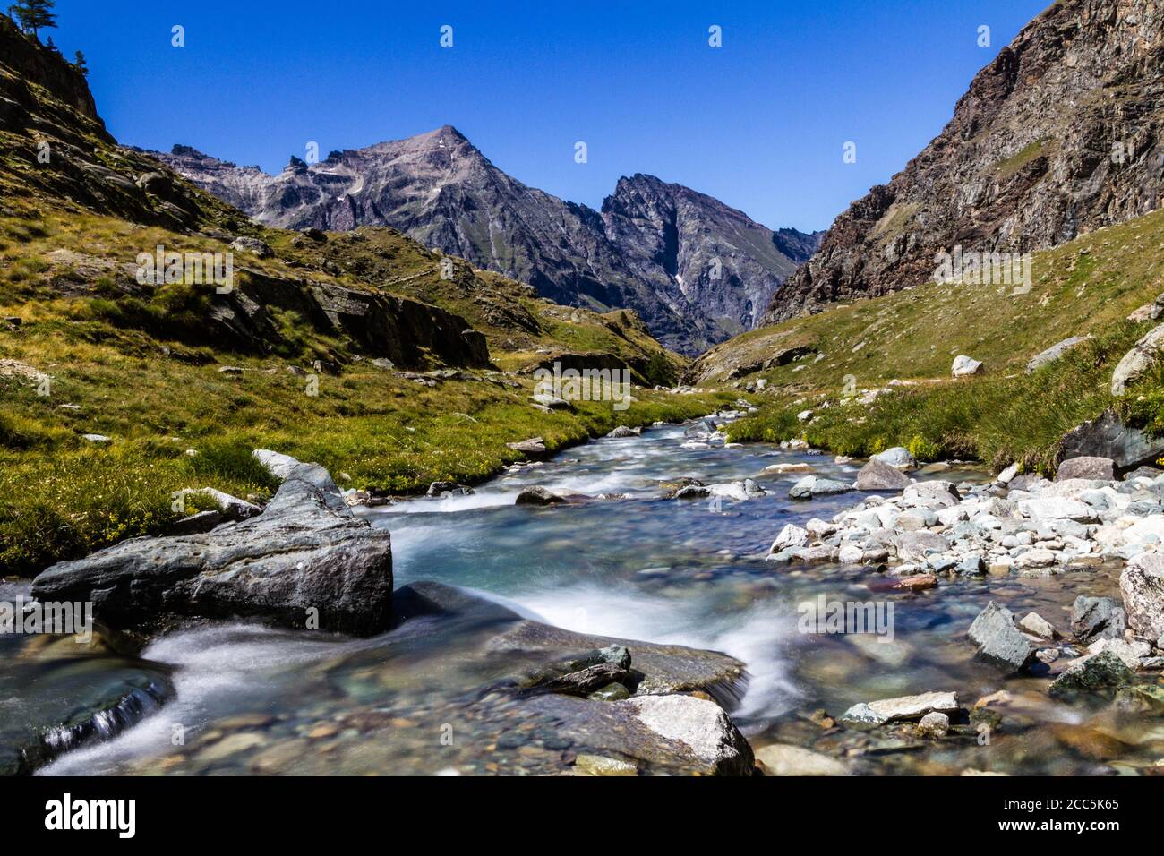 Río en las montañas Foto de stock