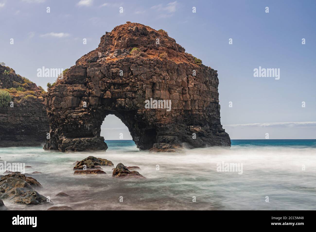 Arco de roca volcánica, playa los Roques, larga exposición, los Realejos, Tenerife, Islas Canarias Foto de stock