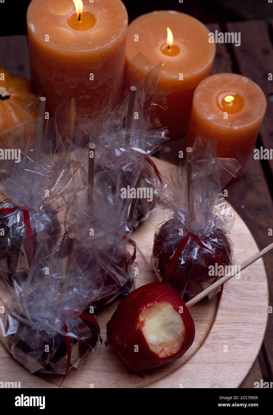 Manzanas de toffee envueltas en celephane para la noche de la hoguera o halloween Foto de stock