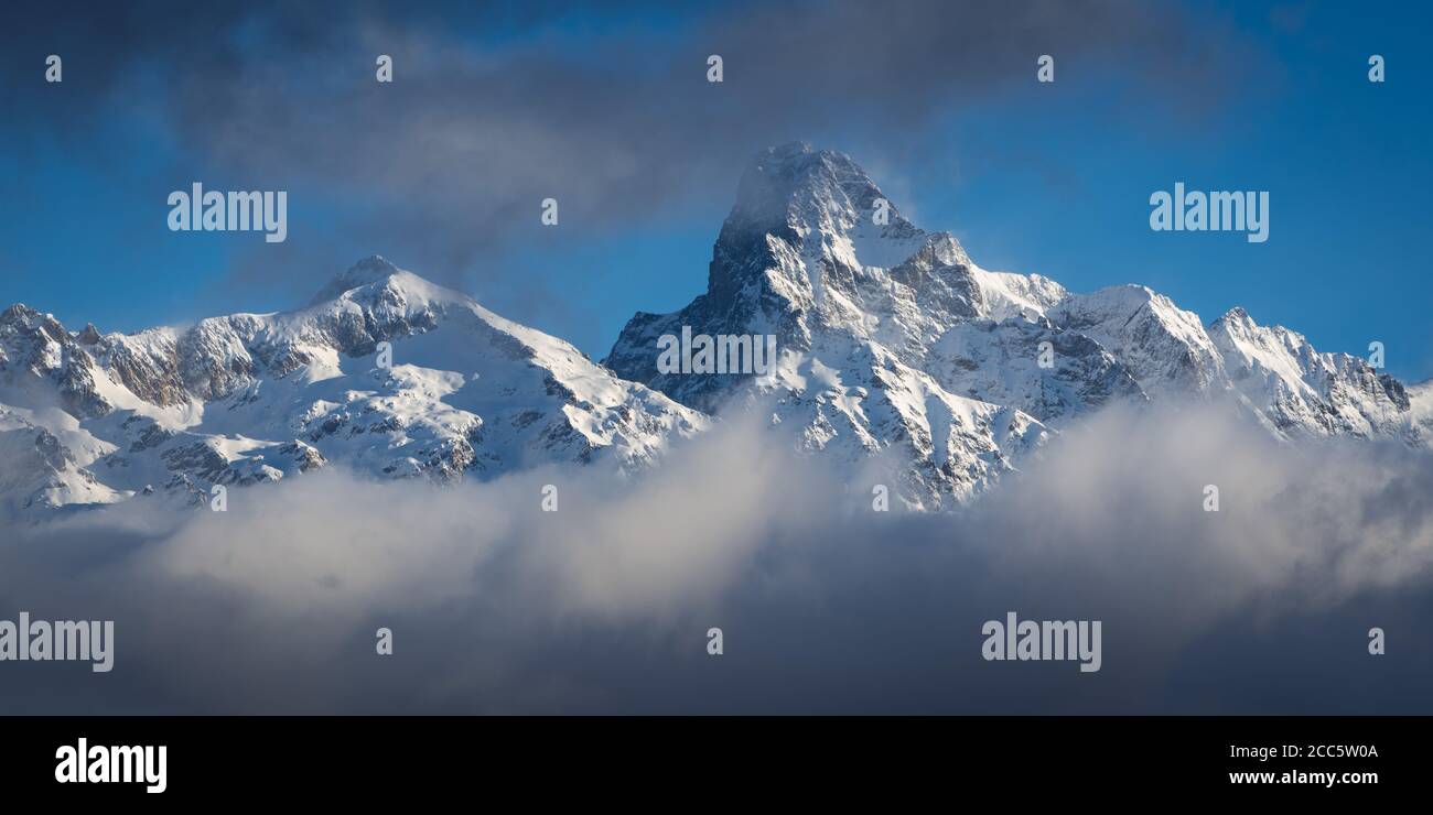 Vista panorámica del pico Olan en invierno en el Parque Nacional Ecrins. Valle de Valgaudemar, Champsaur, Altos Alpes (05), Alpes, Francia Foto de stock