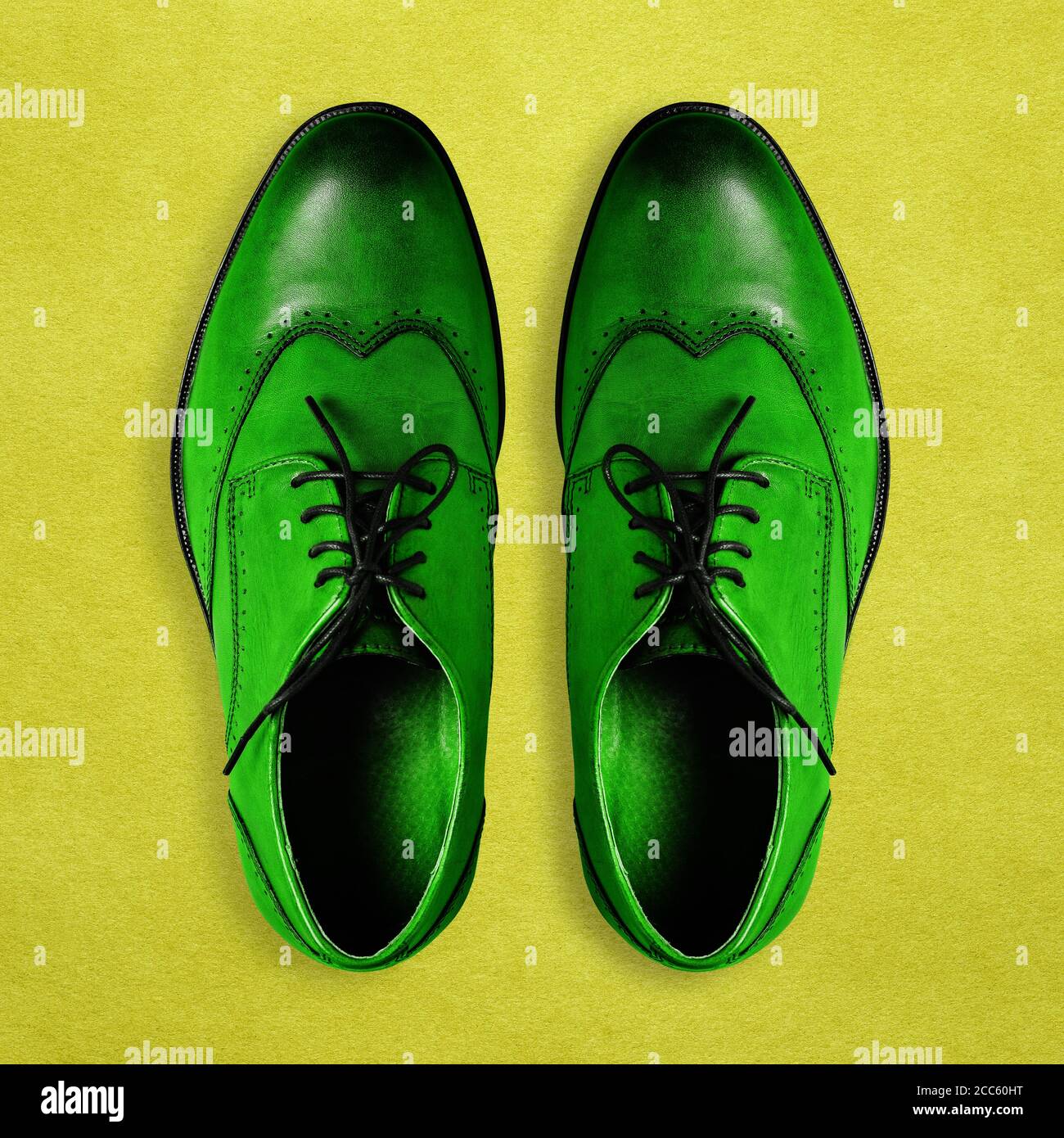 Zapatos verdes para hombre hechos de cuero auténtico sobre un fondo  amarillo. Estilo creativo mínimo Fotografía de stock - Alamy