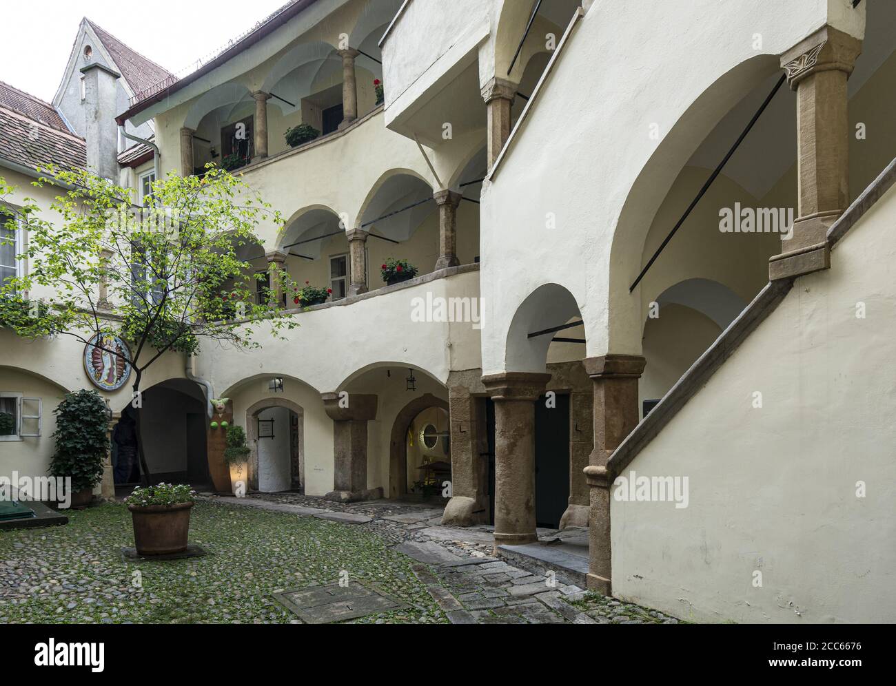 Graz, Austria. Agosto de 2020. Vista de los característicos patios internos de los edificios históricos en el centro de la ciudad Foto de stock