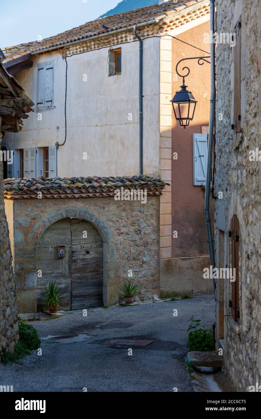 Antigua calle del pueblo de Saint-Pierre d'Argencon ...
