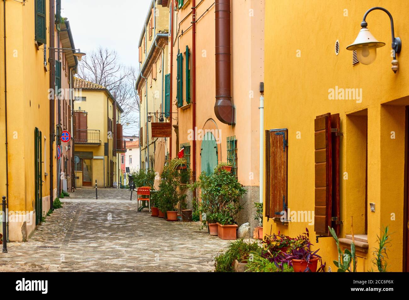 Antigua calle en San Giovanni en Marignano, Emilia-Romagna, Italia. Paisaje urbano italiano Foto de stock