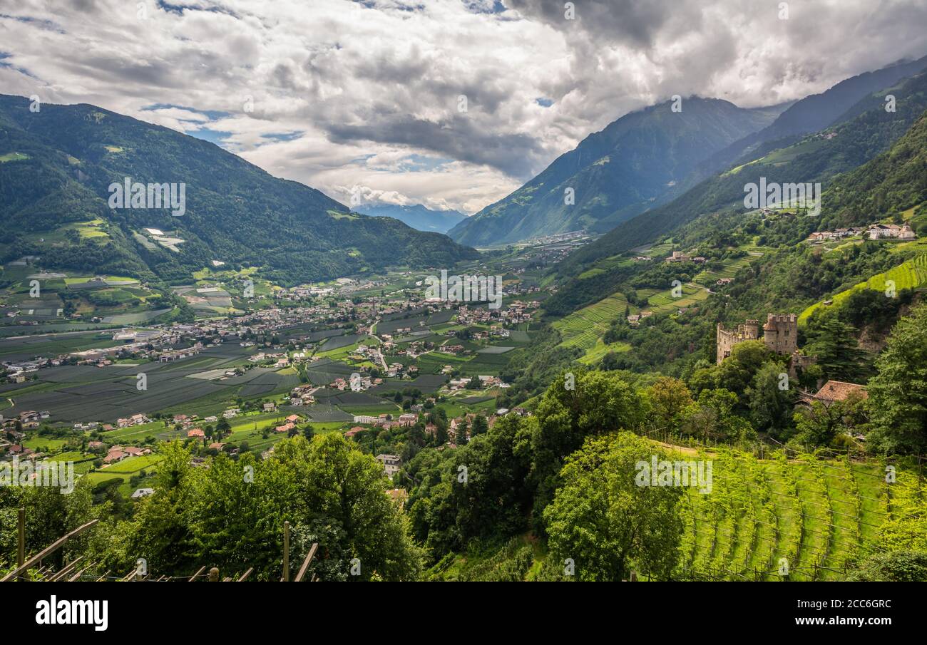 Vista del valle de Venosta en el sur del Tirol con el castillo de Tirolo y el castillo de Fontana, Merano, Tirol del Sur (Trentino Alto Adige), norte de italia, Europa Foto de stock
