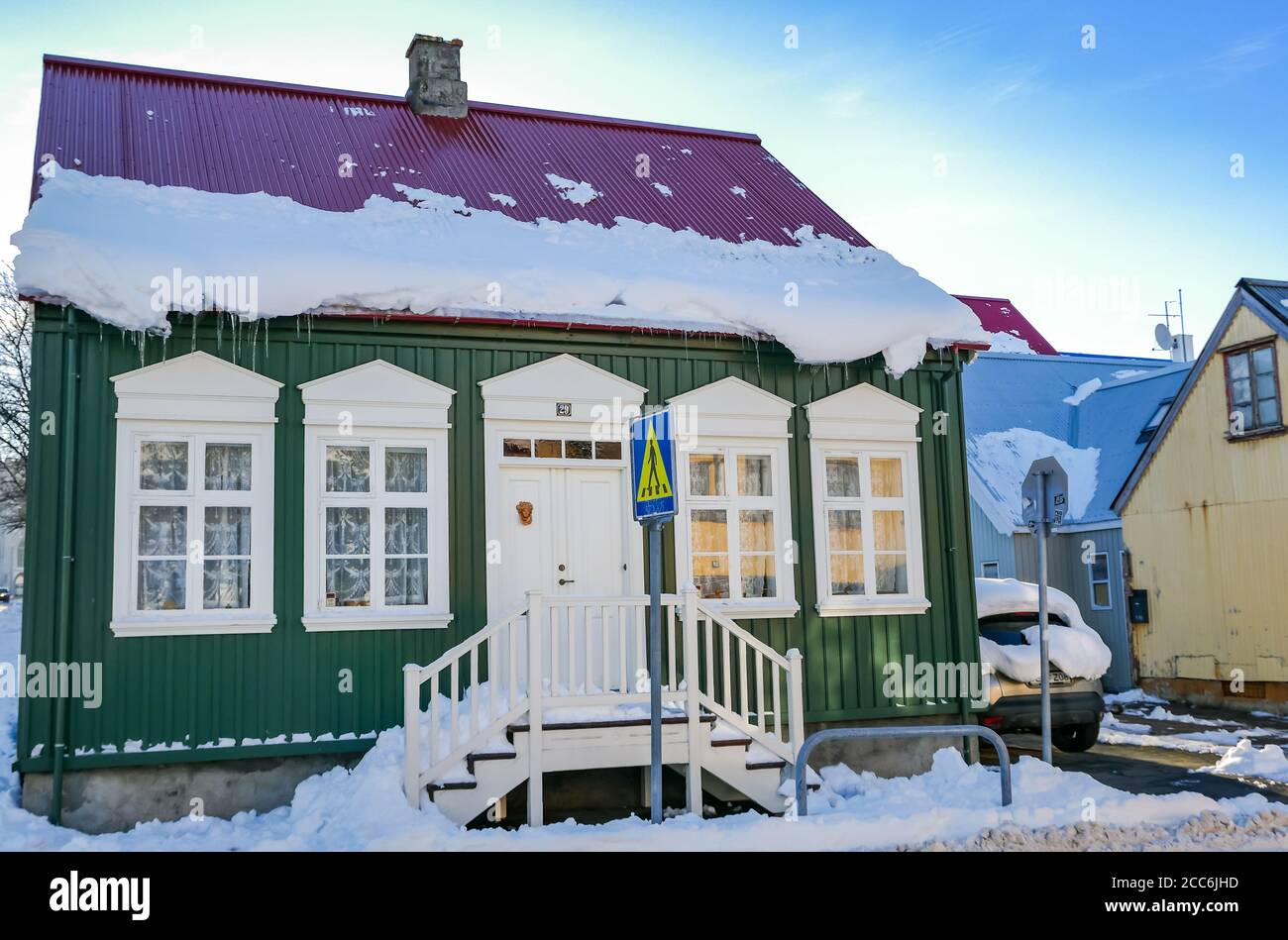 Casa tradicional construida con metal corrugado cubierto de nieve, en invierno, Rekjavik, Islandia Foto de stock