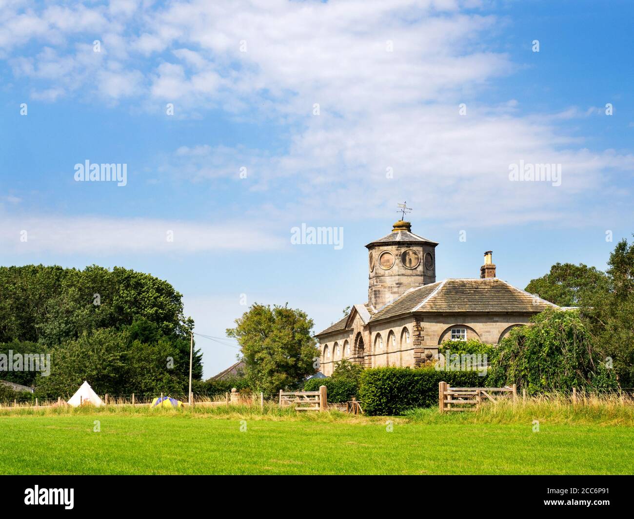 Establos a Plompton Hall un edificio catalogado de grado II* en Plompton cerca de Knaresborough North Yorkshire Inglaterra Foto de stock