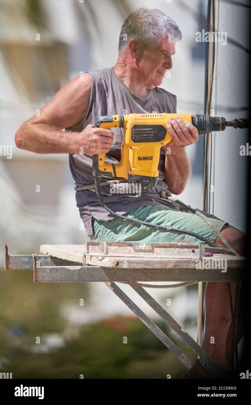hombre mayor haciendo trabajo pesado Fotografía de stock - Alamy