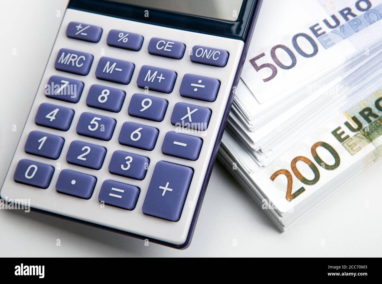 calculadora y un paquete de billetes de 500 y 200 euros vista superior  Fotografía de stock - Alamy