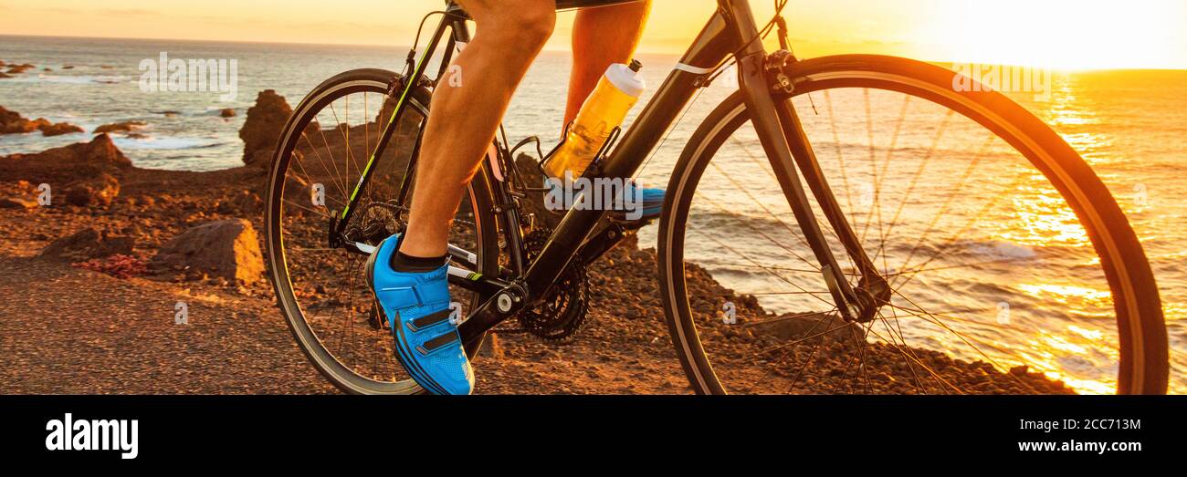 Carrera de bicicletas al atardecer bicicleta ciclista bicicleta al aire  libre con llamaradas al sol primer plano de las piernas y clip profesional  azul zapatos banner panorama Fotografía de stock - Alamy