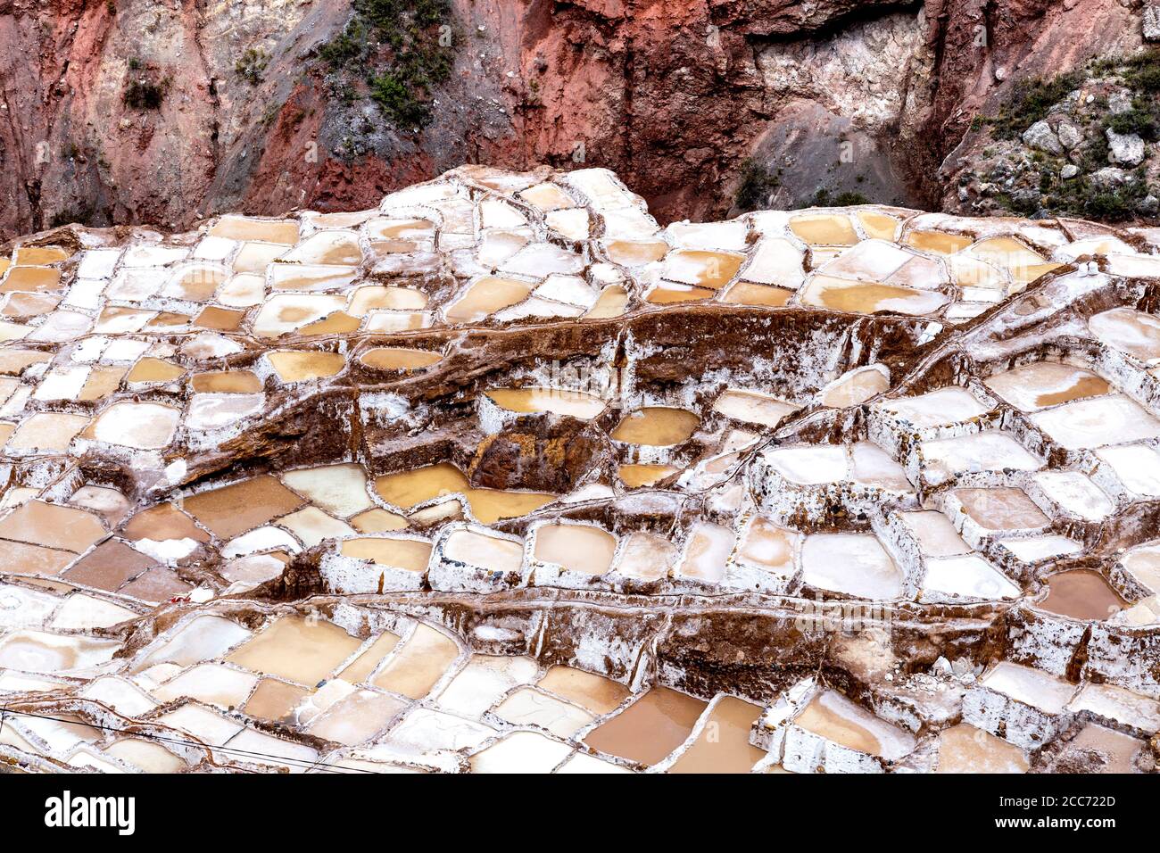 Estanques de sal en terrazas de Maras (Salinas de Maras), Valle Sagrado, Perú Foto de stock