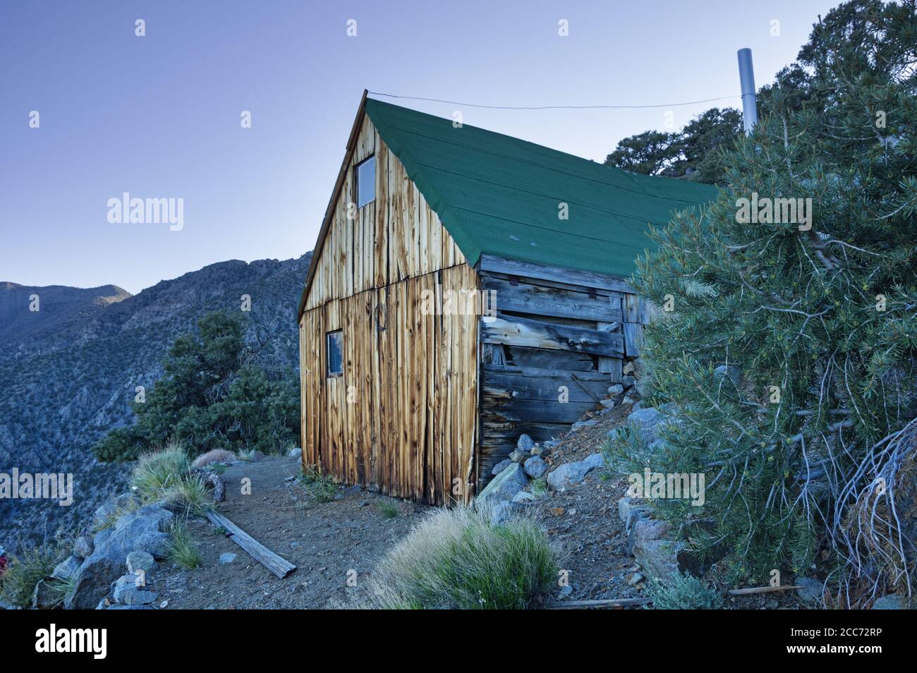 Cabaña Beveridge a lo largo de la Lonesome Miner Trail en el Inyo Montañas de California Foto de stock