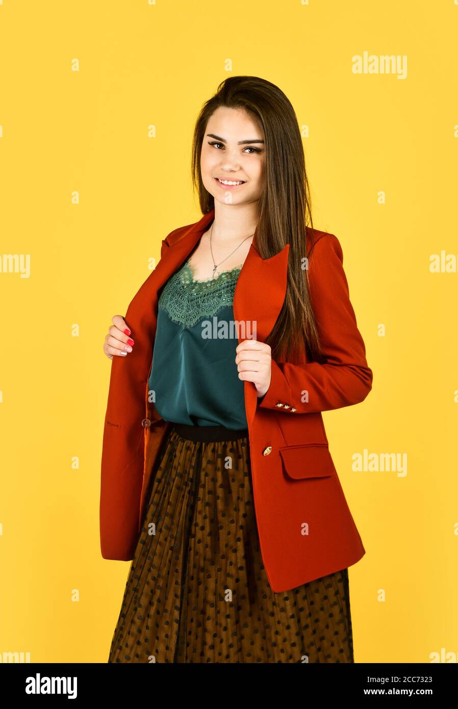 Chica modelo de moda armoniosamente equilibrado conjunto falda y chaqueta,  estilista asesoramiento concepto Fotografía de stock - Alamy