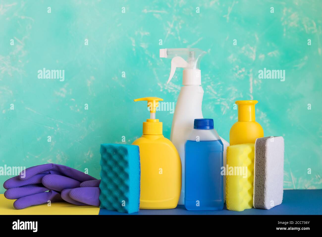 artículos de limpieza hogar, aerosol, cepillo, esponja. Productos de  desinfección y limpieza en botellas de plástico, esponjas.Restauración del  orden, establecimiento del orden Fotografía de stock - Alamy