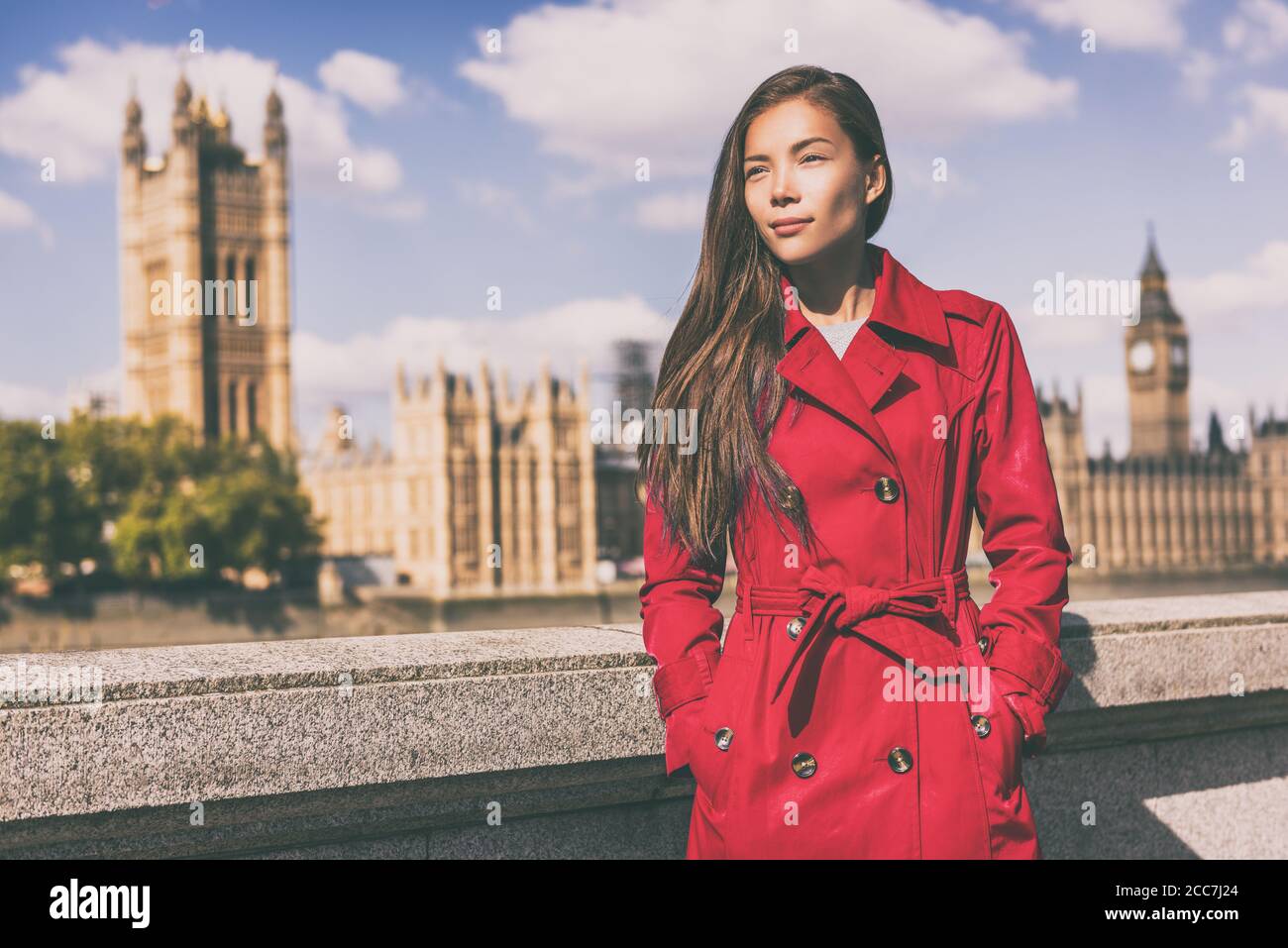 Elevado correcto Hermano Modelo de moda de Londres en abrigo de trinchera de otoño. Mujer asiática  con chaqueta de otoño roja que visita Westminster y Big Ben, viajero  europeo Fotografía de stock - Alamy