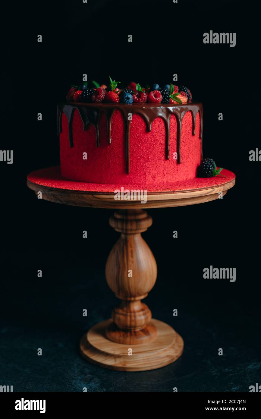 Pastel de frutas de verano de terciopelo rojo con chocolate Fotografía de  stock - Alamy