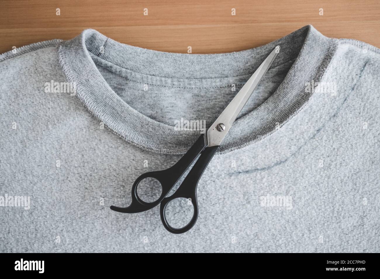 moda diy y upcycling concepto de ropa vieja, sudadera con tijeras para  cortar un nuevo cuello Fotografía de stock - Alamy