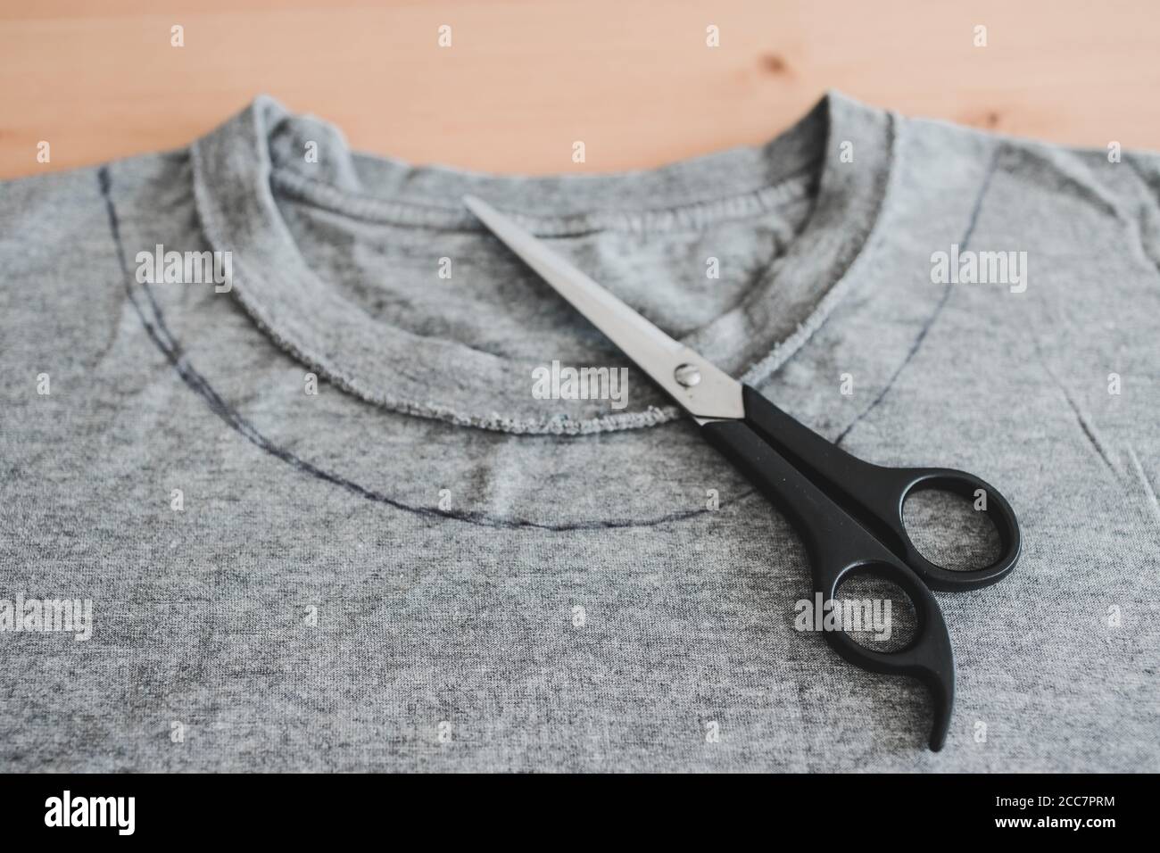 moda diy y upcycling concepto de ropa vieja, camiseta con tijeras para  cortar un nuevo cuello Fotografía de stock - Alamy