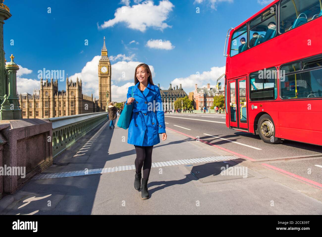 Londres Big Ben estilo de vida turista mujer caminando. Mujer de negocios va a trabajar en el puente de Westminster con el autobús rojo de doble cubierta de fondo. Viajes por Europa Foto de stock
