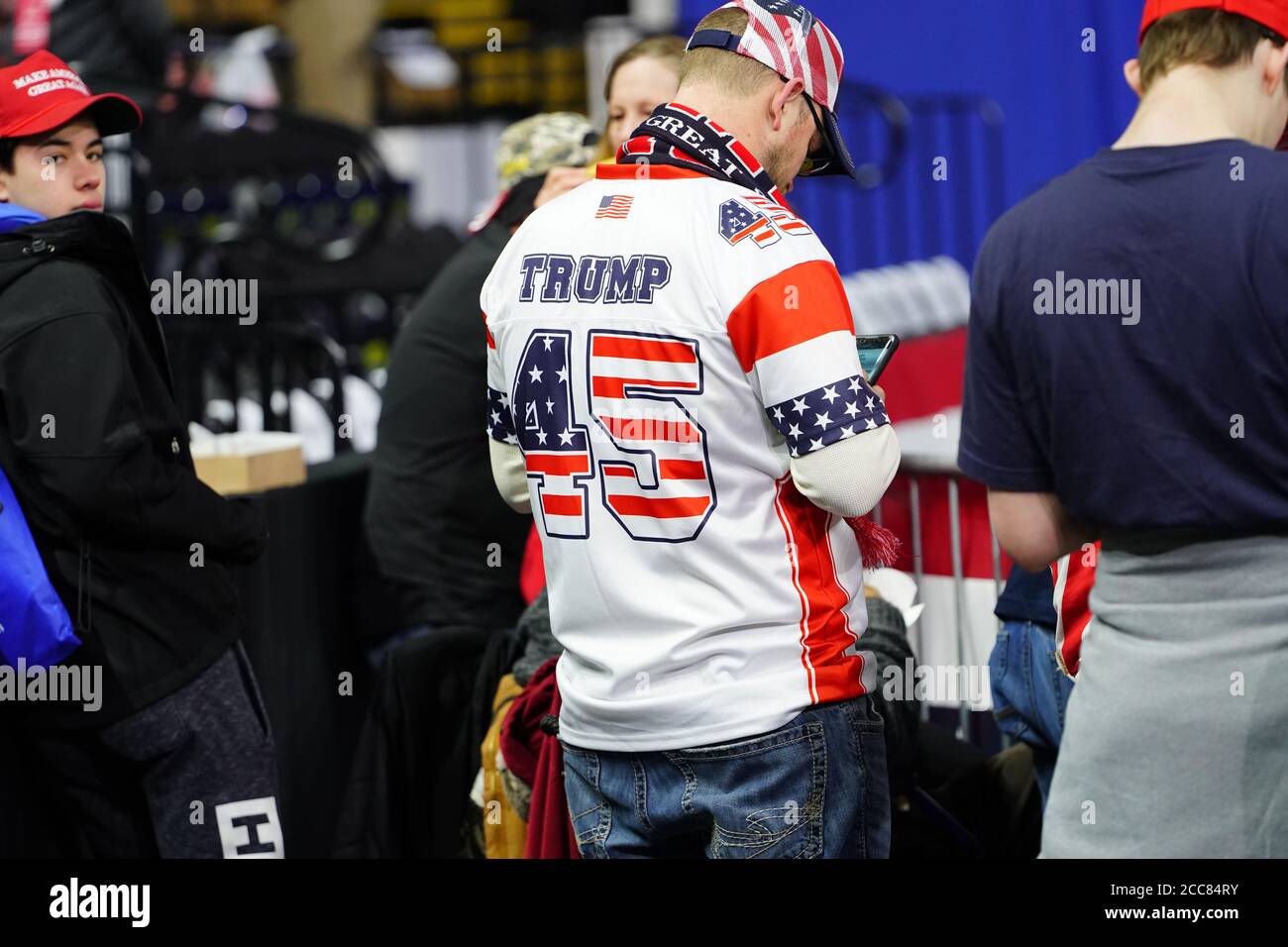 Los partidarios del 45º presidente Donald Trump llevan la camiseta número 45 para apoyar al presidente de EE.UU. En el estadio Panther Arena de UW- Milwaukee. Rallye DE MAGA Foto de stock