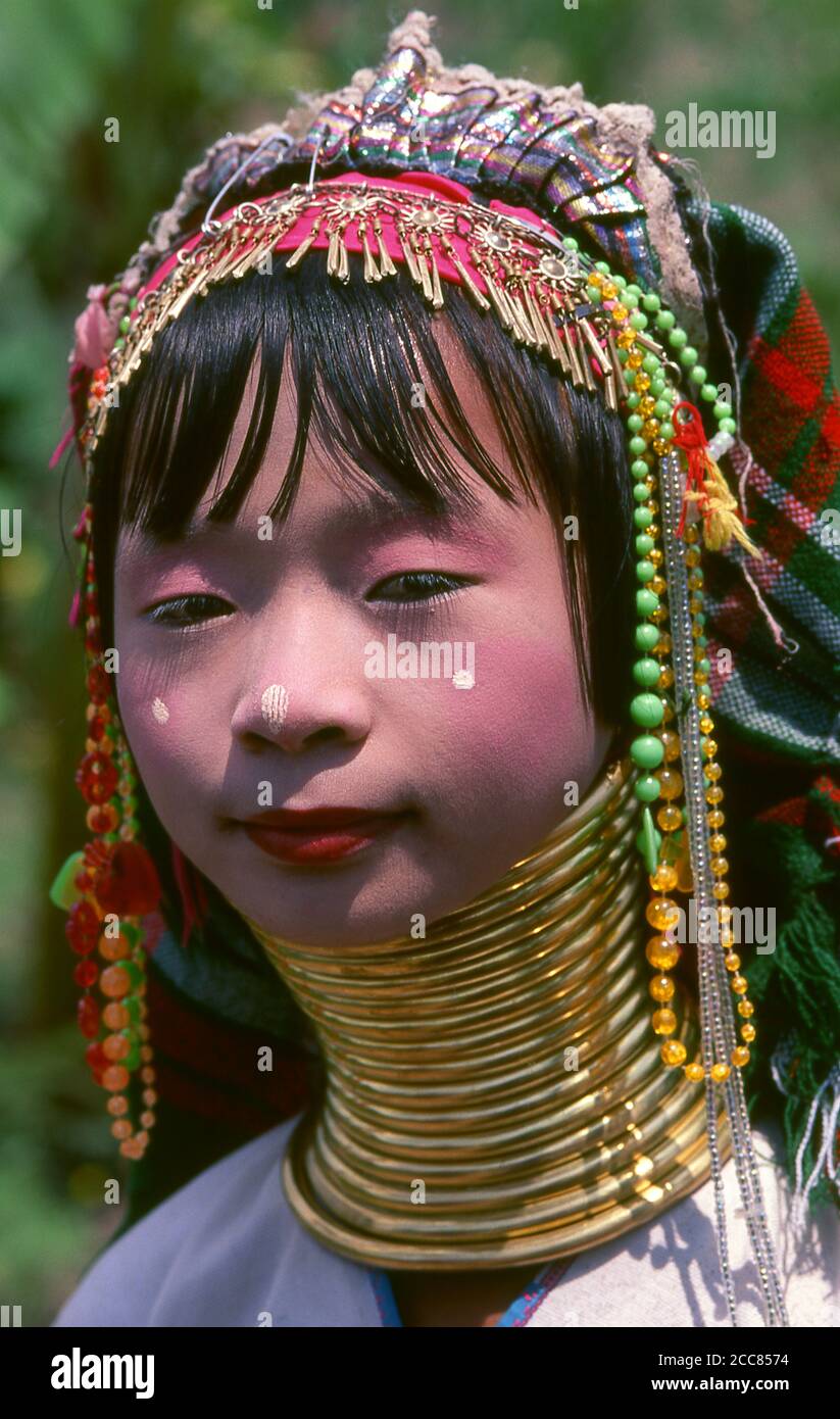 Tailandia: Niña Padaung (Karen de cuello largo), provincia de Chiang Mai, norte de Tailandia. Los Padaung o Kayan Lahwi o Karen de cuello largo son un subgrupo de los kayas, una mezcla de lawi, kayan y varias otras tribus. Kayan es un subgrupo de la población Karen Roja (Karenni), una minoría étnica Tibeto-Burman de Birmania (Myanmar). Foto de stock