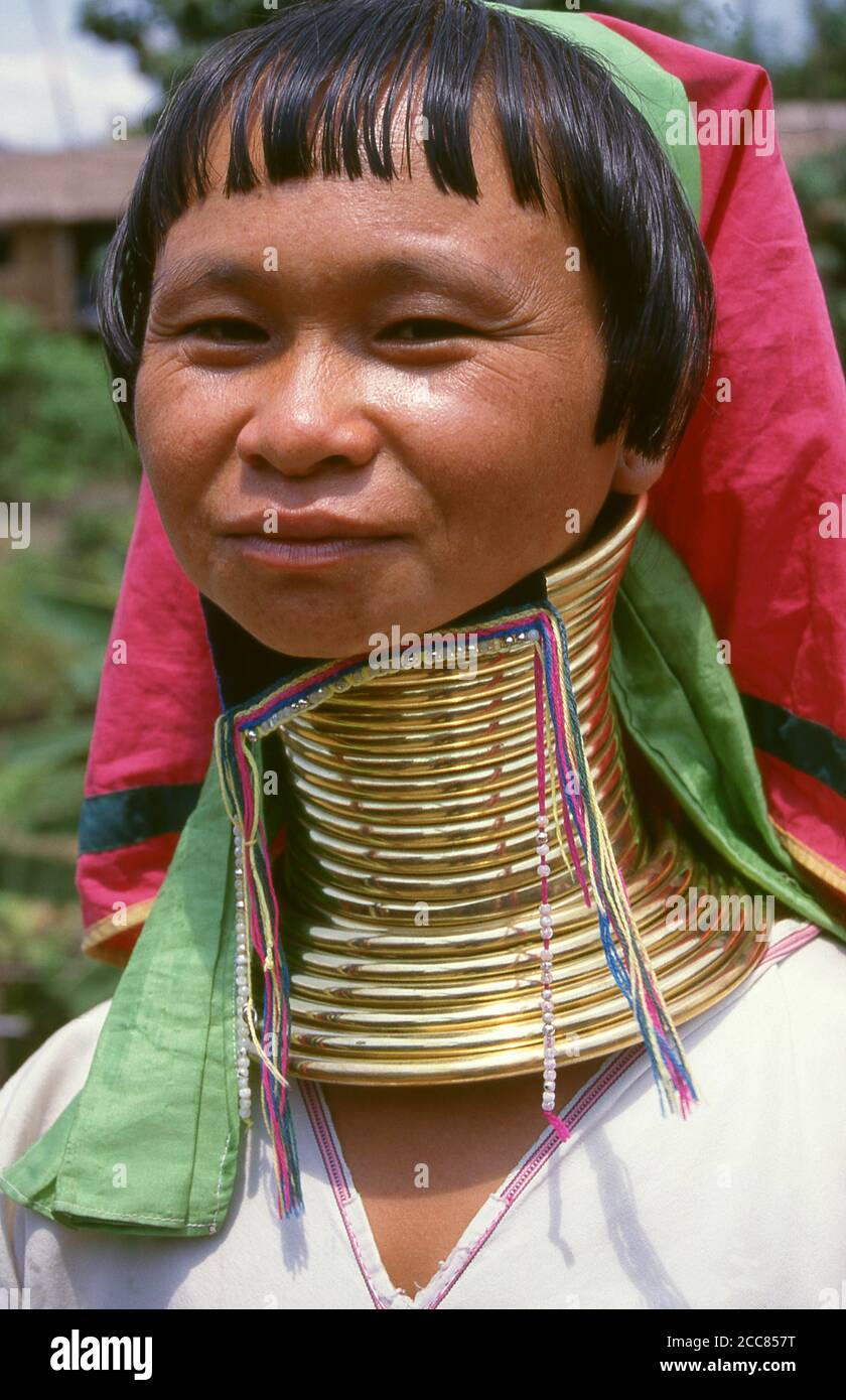 Tailandia: Mujer Padaung (Karen de cuello largo), provincia de Chiang Mai, al norte de Tailandia. Los Padaung o Kayan Lahwi o Karen de cuello largo son un subgrupo de los kayas, una mezcla de lawi, kayan y varias otras tribus. Kayan es un subgrupo de la población Karen Roja (Karenni), una minoría étnica Tibeto-Burman de Birmania (Myanmar). Foto de stock
