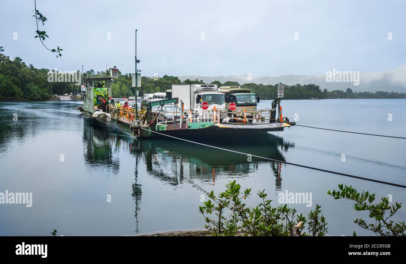 El ferry por cable del río Daintree cruza el río Daintree que conecta con la carretera Cape Tribulation Road, en el extremo norte de Queensland, Australia Foto de stock