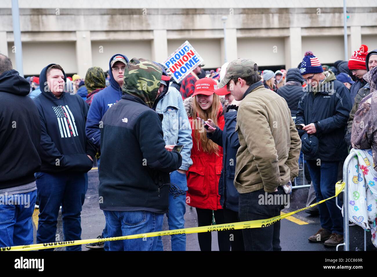 Los partidarios del 45º presidente estadounidense Donald J. Trump reunieron a la multitud de personas afuera esperando para entrar en el Panther Arena. Foto de stock