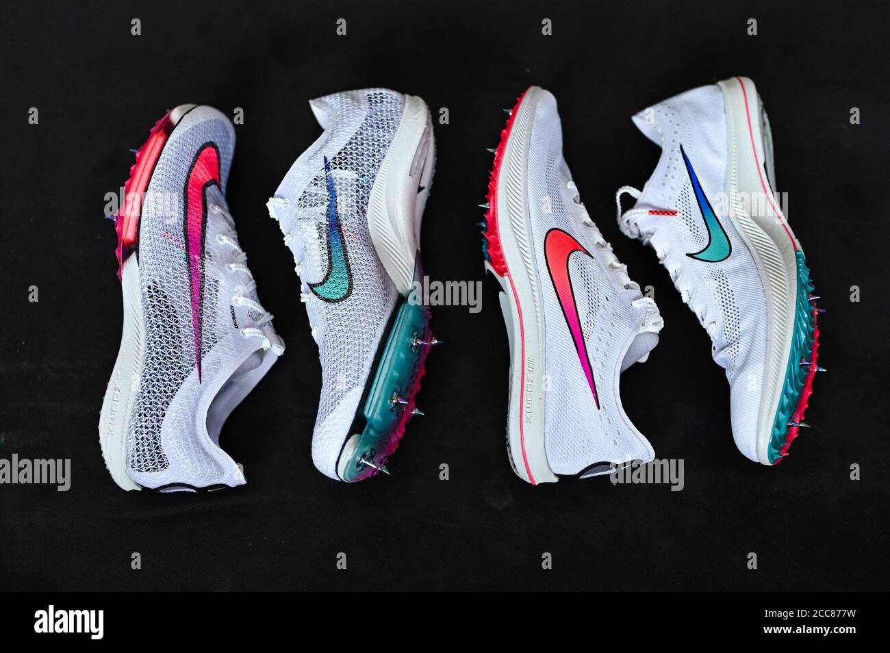 NUEVA YORK, EE.UU., 13 DE AGOSTO de 2020: Nike Air Zoom Victory y Nike ZoomX  Dragonfly. Carreras de picos para el juego olímpico de verano Tokio 2021.  Color blanco Professi Fotografía de