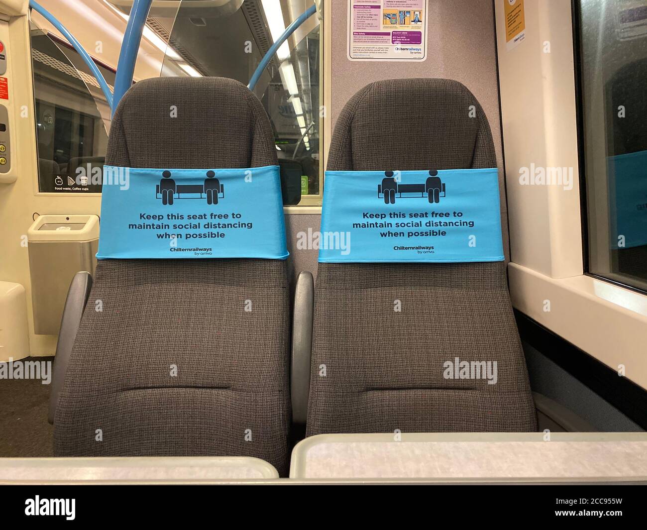 Oxford, Reino Unido - Agosto 2020: Covid medidas de distanciamiento social en un tren Foto de stock