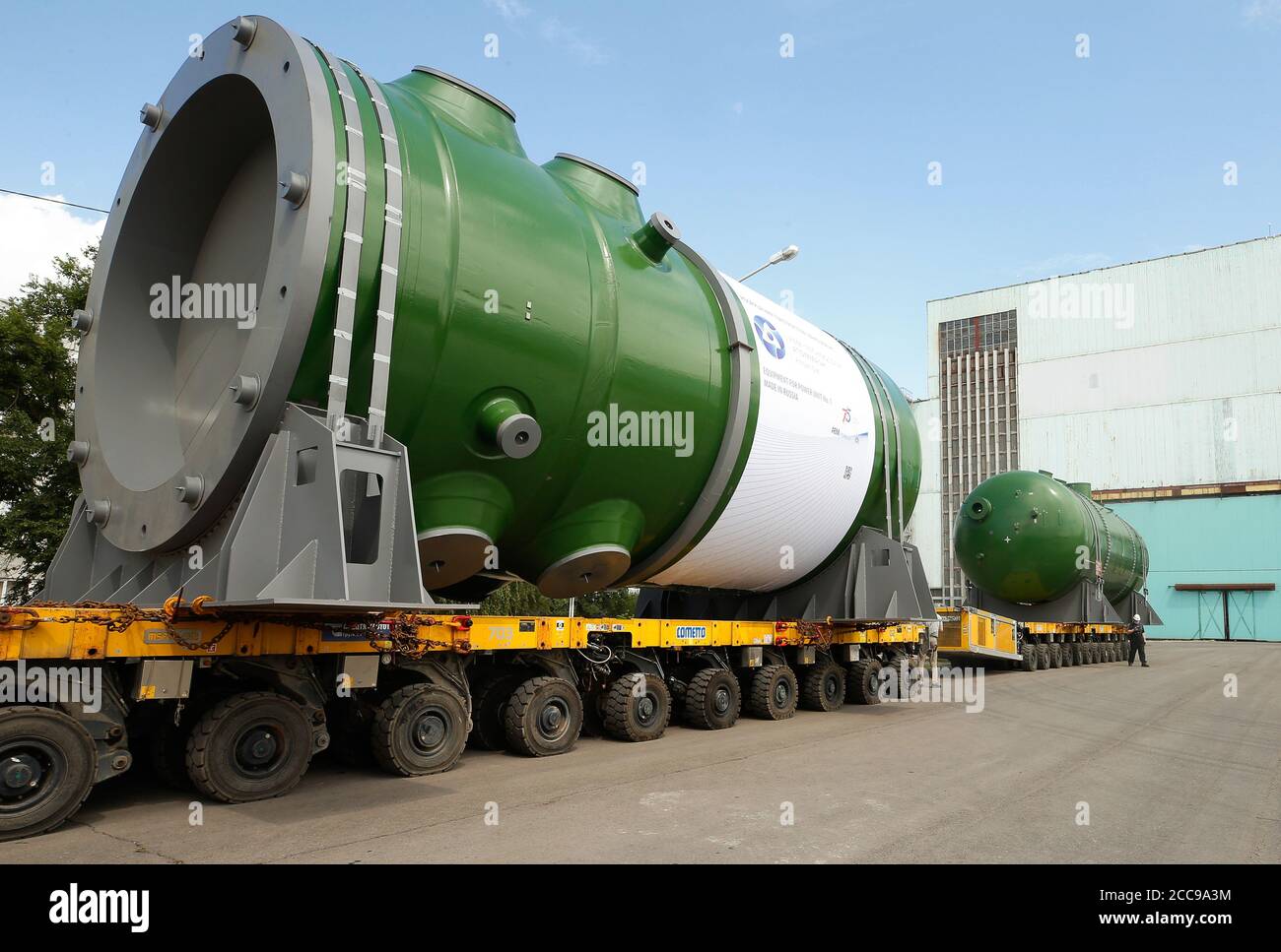 VOLGODONSK, REGIÓN DE ROSTOV-ON-DON, RUSIA - 13 DE AGOSTO de 2020: Envío de un reactor a presión y un generador de vapor desde la planta de Atomash, una rama de producción de AEM-Technologies, para la primera unidad de energía de la central nuclear de Rooppur, que actualmente está en construcción en Bangladesh. El primer reactor WWER-1200 fabricado por la planta de Atomash para países no pertenecientes a la CEI es de más de 330 toneladas de peso, 13 metros de altura y 4.5 metros de diámetro. Valery Matytsin/TASS Foto de stock