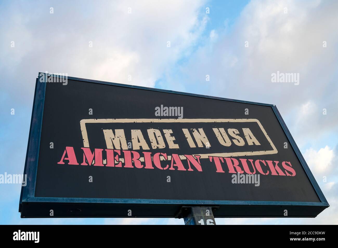 Hecho en EE.UU. American Trucks signo contra un cielo nublado, concepto de economía estadounidense Foto de stock