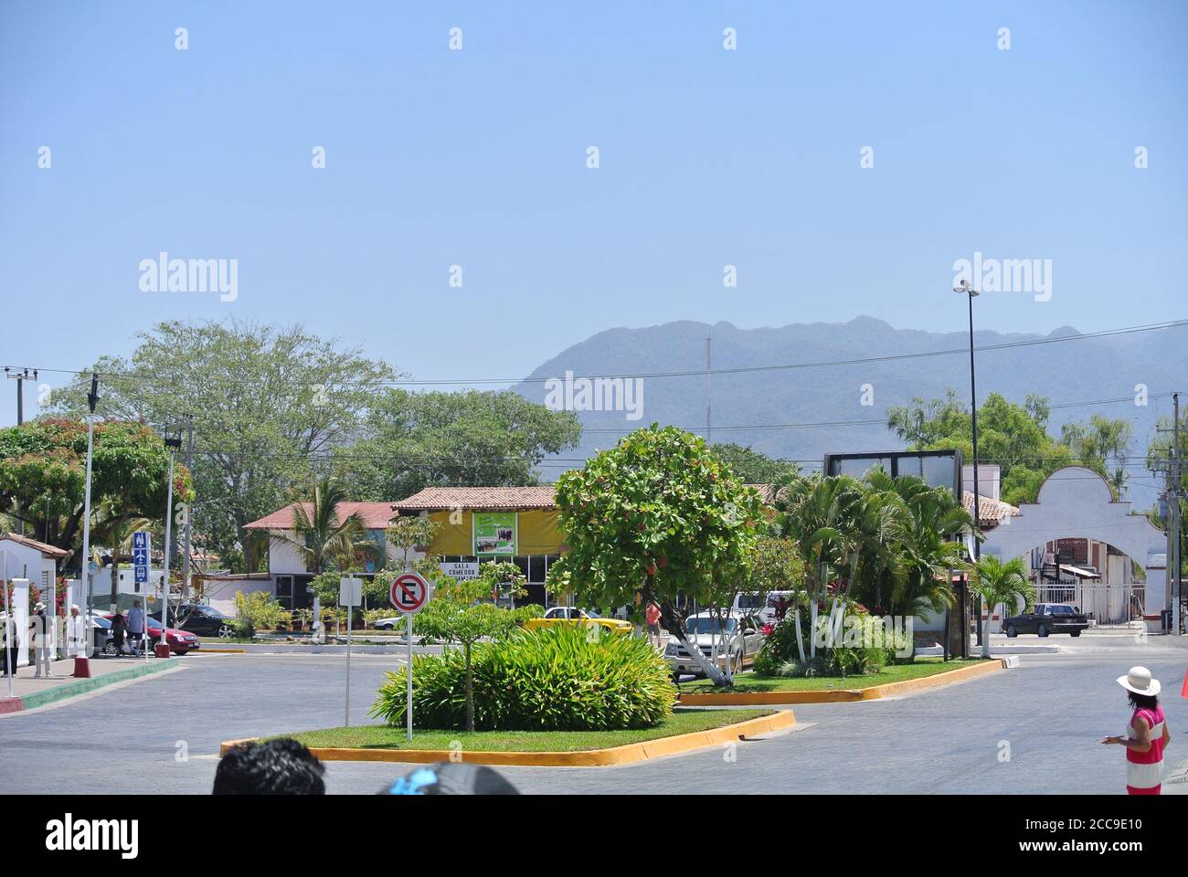 Puerto Vallarta México,19 de abril de 2013,no hay señal de estacionamiento en la carretera en méxico, los vehículos están estacionados frente a la señal, los turistas están disfrutando de su día d Foto de stock
