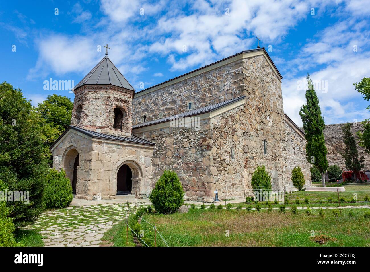 Iglesia medieval ortodoxa Zedazeni cerca de Mtskheta, viaje a Georgia Foto de stock