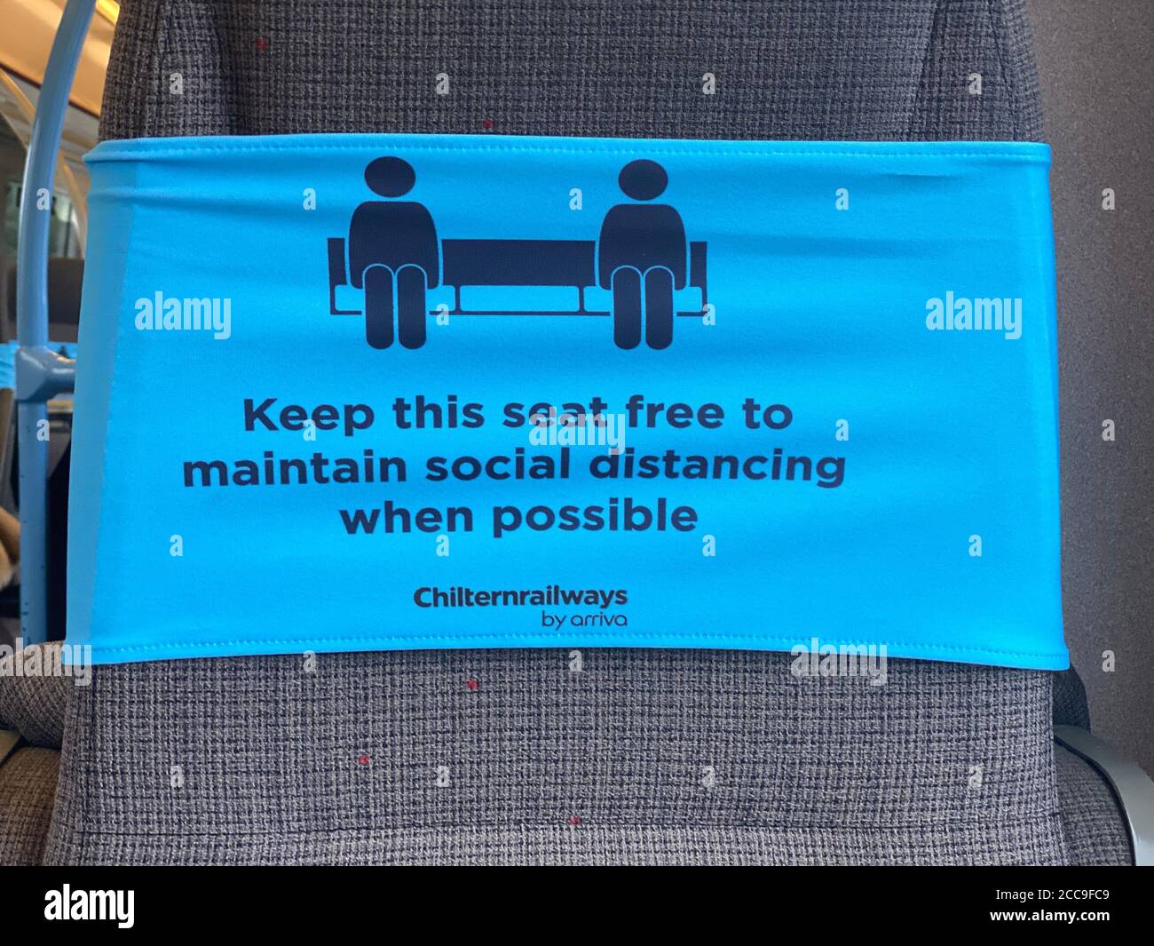 Oxford, Reino Unido - Agosto 2020: Covid medidas de distanciamiento social en un tren Foto de stock