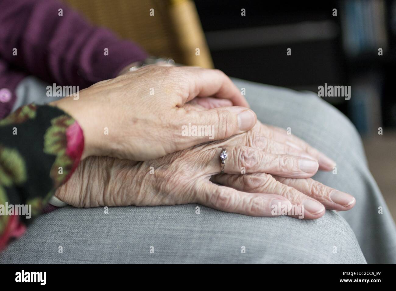 Una pareja de edad que sostiene las manos de un romance a otro Foto de stock