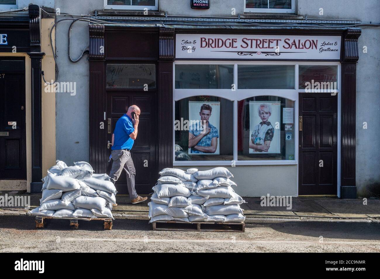 Skibbereen, Cork Occidental, Irlanda. 20 de agosto de 2020. La gran limpieza en Skibbereen comenzó a principios de esta mañana después de que las inundaciones afectaron a unos 15 negocios en la ciudad anoche. Crédito: AG News/Alamy Live News Foto de stock