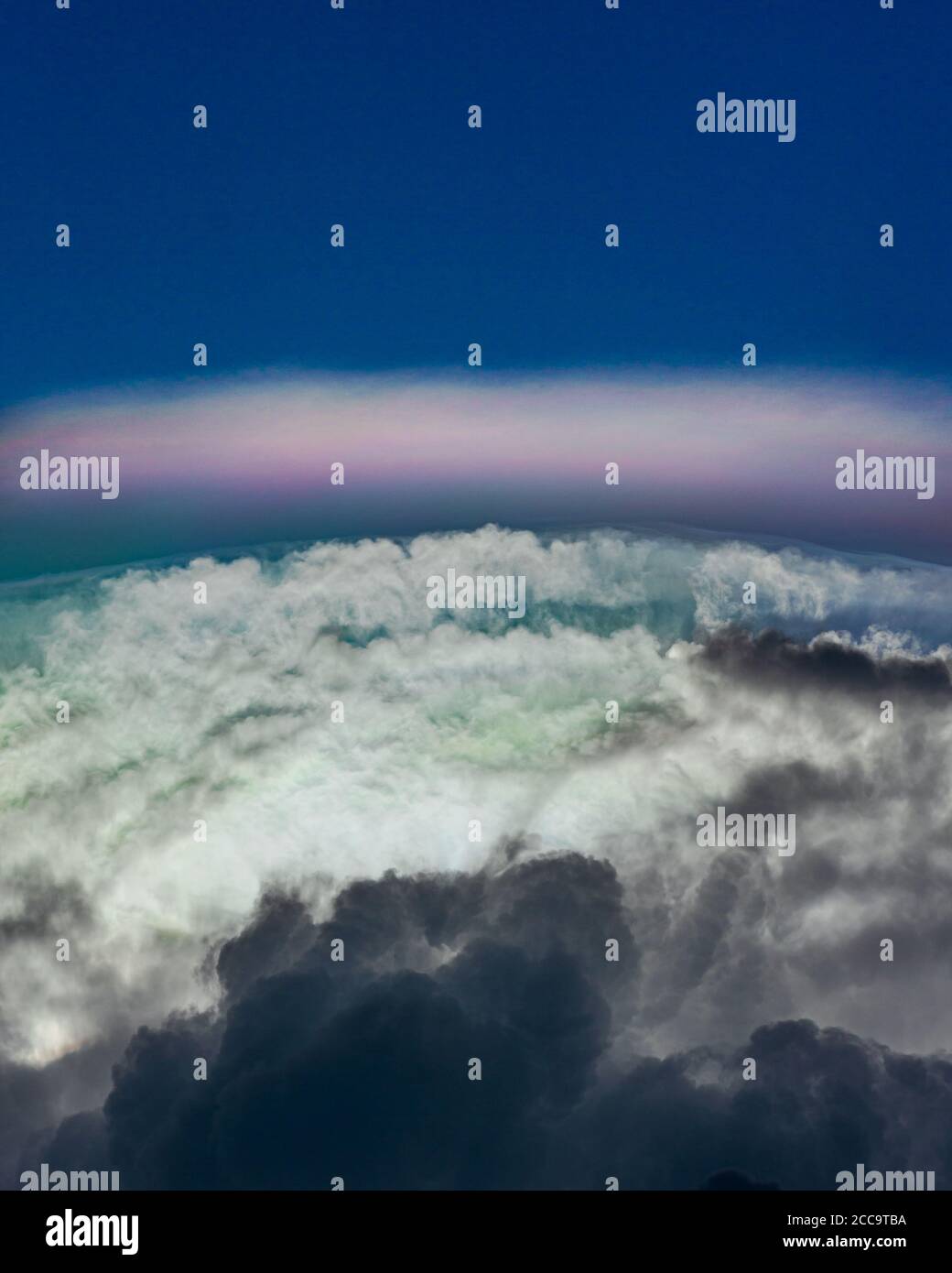 Nubes de iridiscentes en el cielo 3 Foto de stock