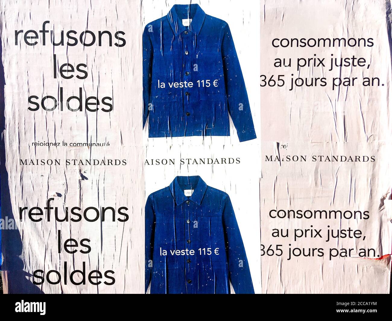 Carteles que promueven un consumo consciente de recursos, Lyon, Francia Foto de stock