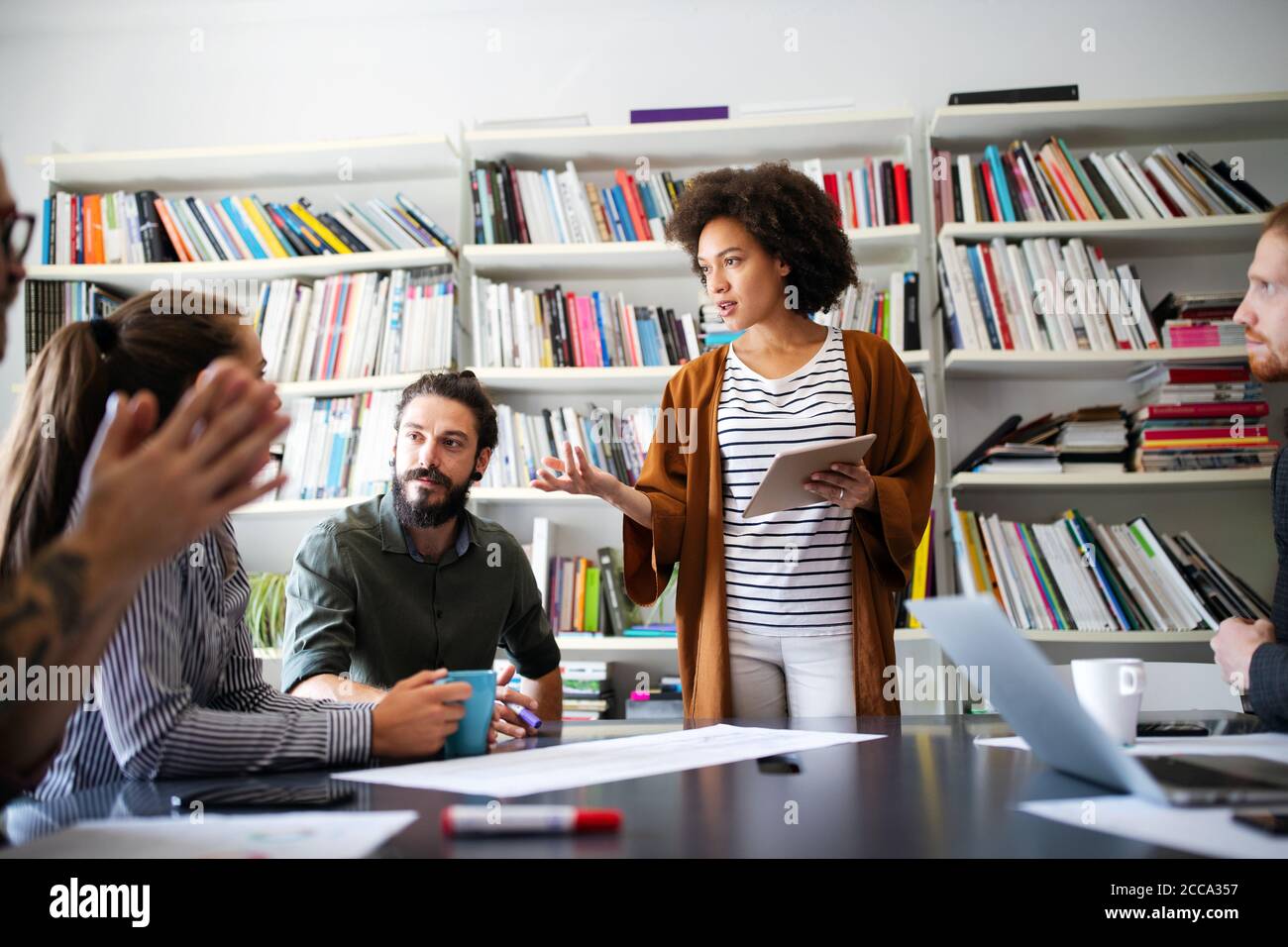 Directores Creativos tripulación trabaja con nuevo proyecto de inicio de Office. Lluvia de ideas del equipo. Foto de stock