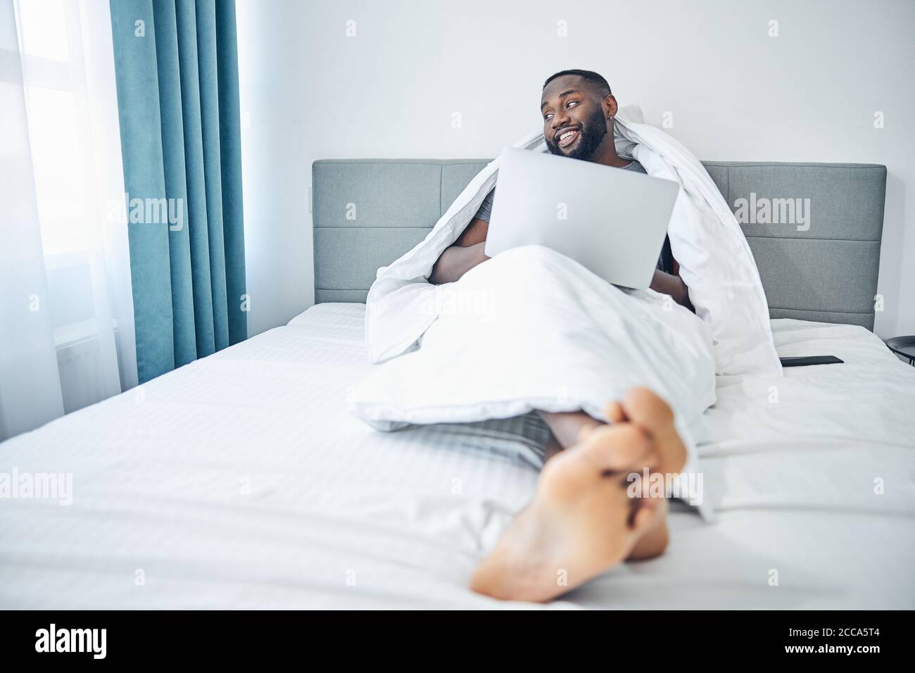 Hombre con barba alegre pasando un fin de semana en casa Foto de stock