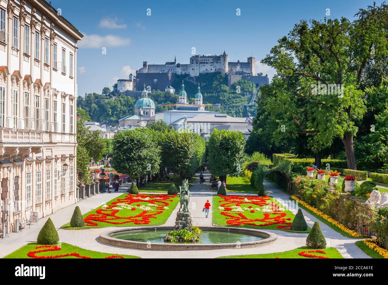 Una vista de los jardines Mirabell y la fortaleza de Hohensalzburg en verano Foto de stock