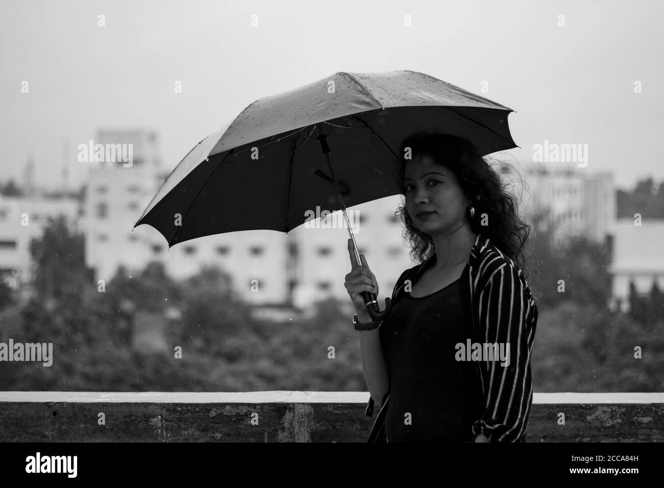 Mujer con paraguas Imágenes de stock en blanco y negro - Alamy
