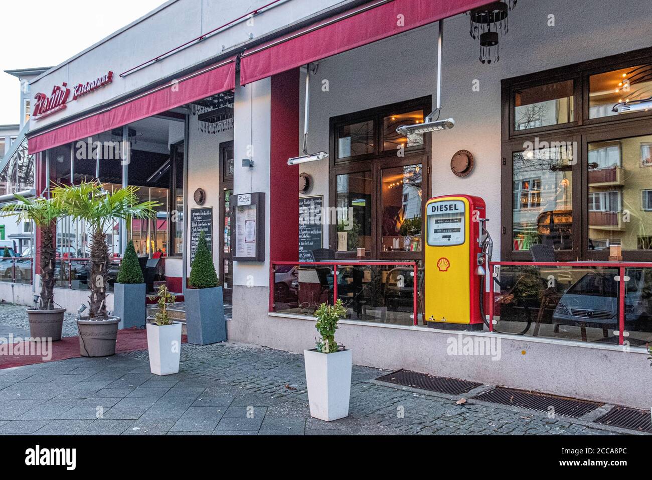 Restaurante En Antigua Gasolinera Fotos e Imágenes de stock Alamy