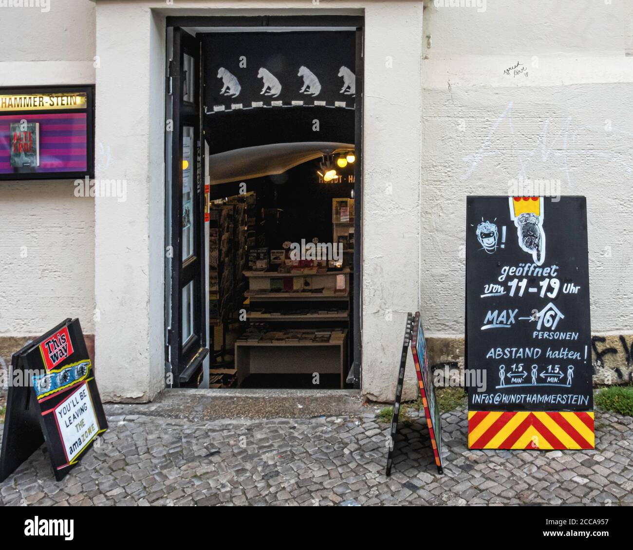 Letrero con horarios de apertura e instalaciones de la pandemia de