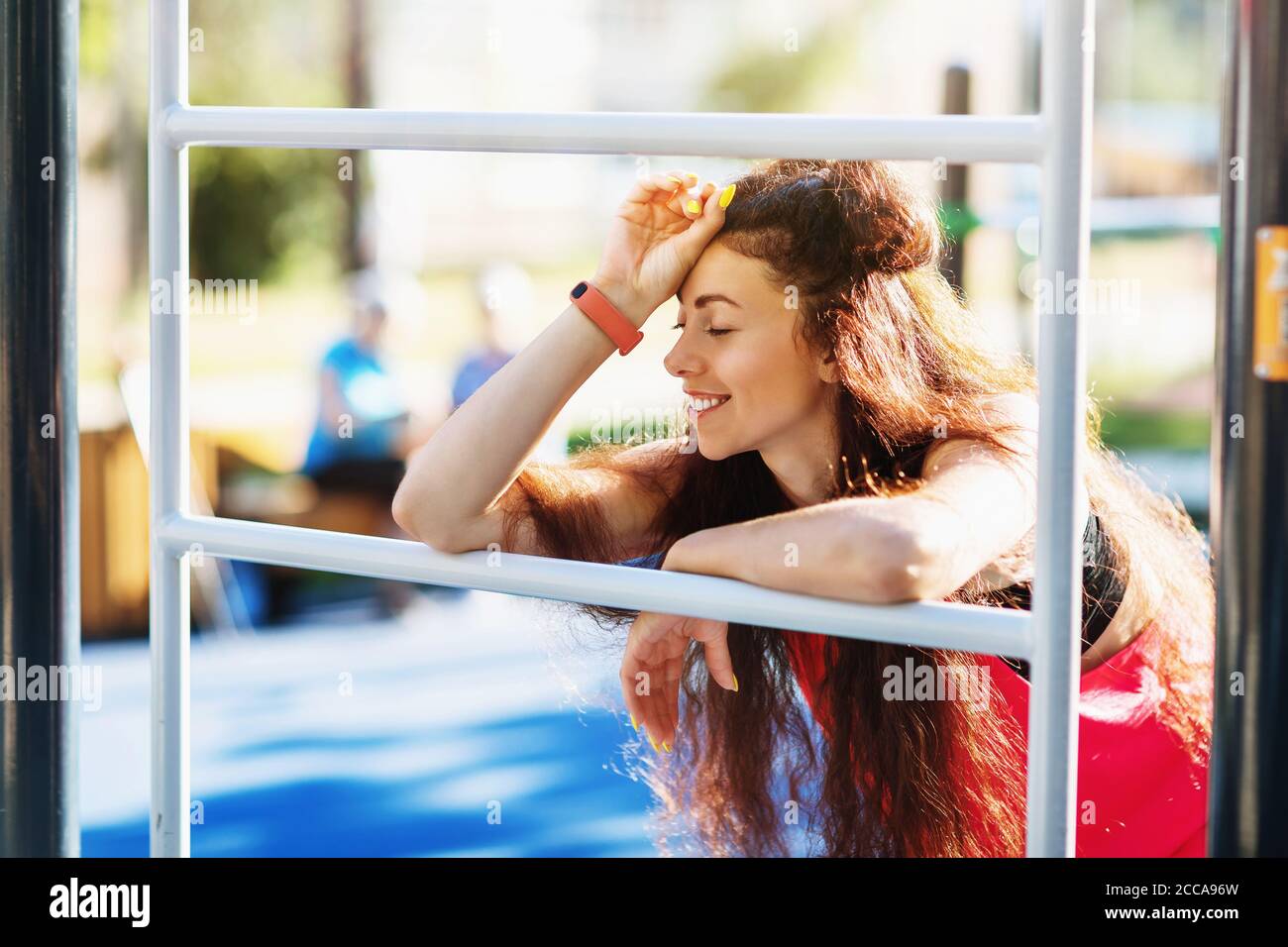 Retrato de una mujer joven de vacaciones en un campo deportivo en el parque Foto de stock