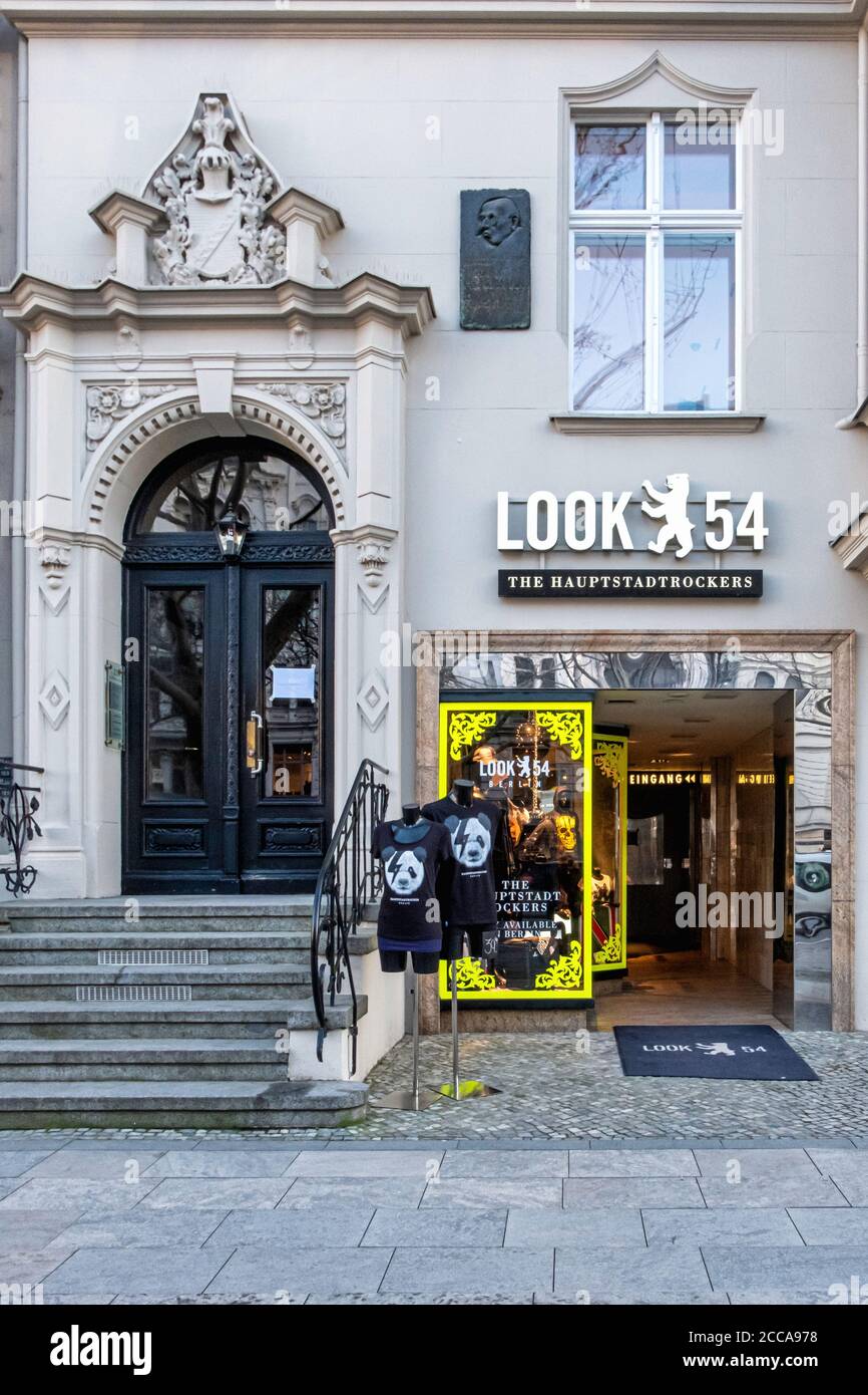 LoOK54 moda outlet. Tienda de ropa Rock and Roll impresa a mano en Ku'Damm,  Berlín. Los Hauptstadtrockers Fotografía de stock - Alamy