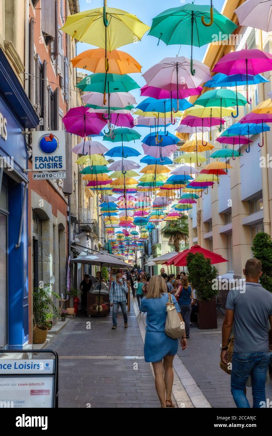 Coloridos paraguas cubren una calle comercial en Carcassonne, Aude, Occitanie, Francia. 08. 14. 2020 stock Alamy